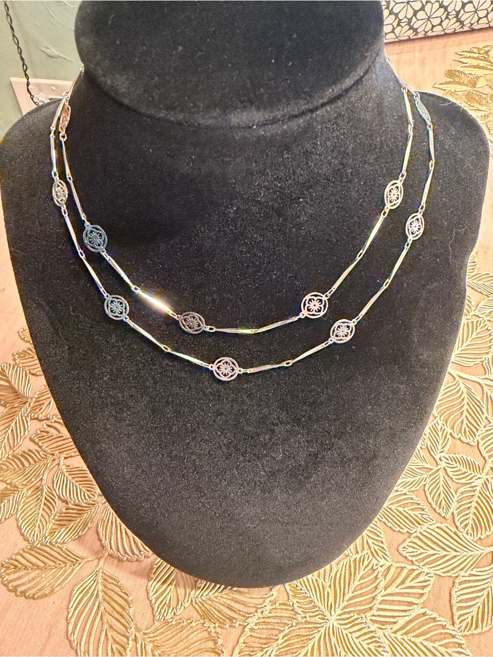 Vintage Avon 1979 Flower Lace Silvertone Necklace